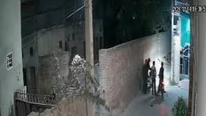 रिटायर्ड टीचर के घर पर फिरौती न देने पर फायरिंग का हमला।