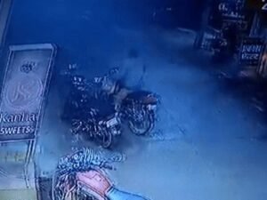 दादरी में बाइक चोरी की घटना सीसीटीवी में कैद, मिठाई खरीदने गया व्यक्ति बाहर आया तो नहीं मिली बाइक