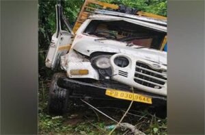 कांगड़ा में गहरी खाई में गिरी पिकअप और राहत कार्य में जुटे लोग।