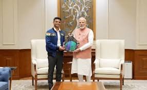 प्रधानमंत्री नरेंद्र मोदी और अंतरिक्ष यात्री शुभांशु शुक्ला की आधिकारिक मुलाकात का क्षण